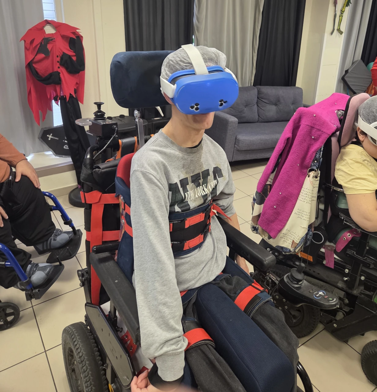 Personne utilisant une technologie immersive GNUT 06 pour l'inclusion numérique