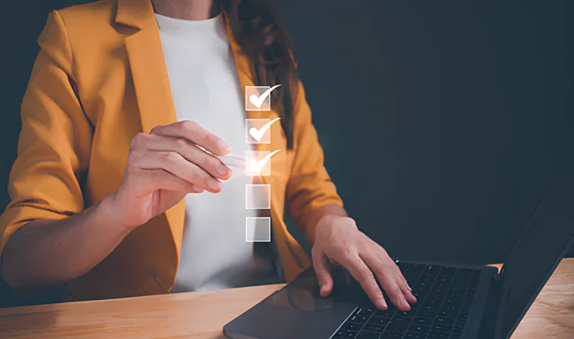 Illustration d’un audit numérique, avec des tableaux et graphiques sur écran